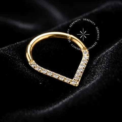 TN158 - Argola Frontal Triangular Cravejada - Titânio Revestido de Ouro 18k