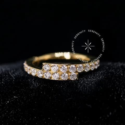 TN1400 - Argola Lateral Cravejada Cruzada - Titânio Revestido de Ouro 18k