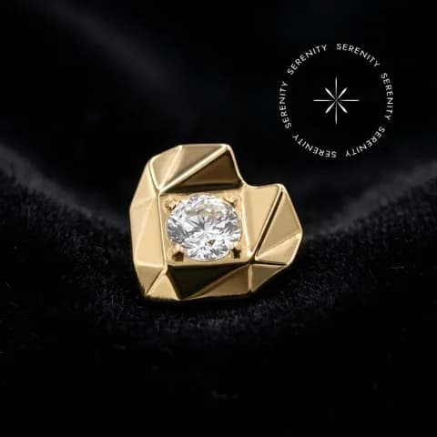TN1044 - Topo Coração Geométrico Cravejado - Titânio Revestido de Ouro 18k