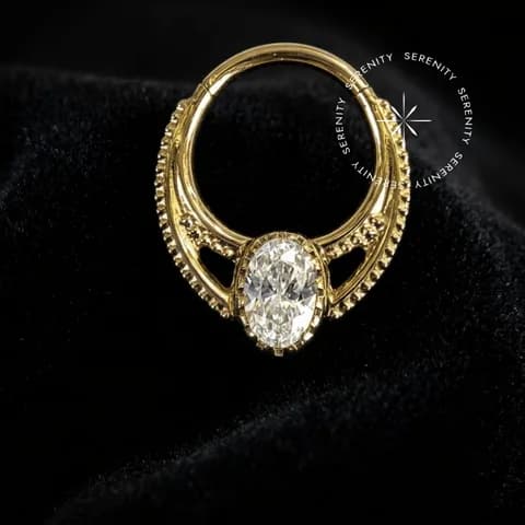 PVD 1050 - Argola Articulada Ornamentada Cravejada com Gema Oval - Titânio Revestido de Ouro 18k