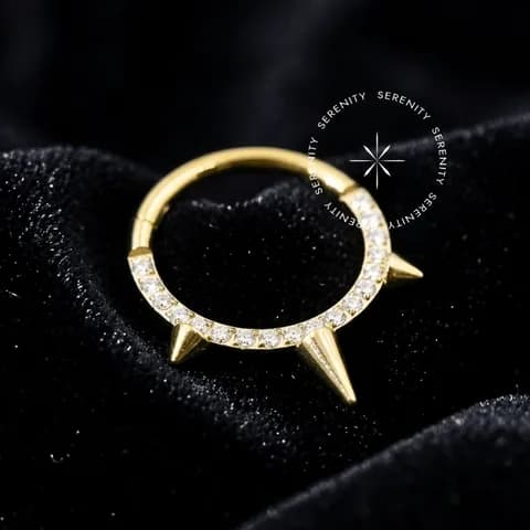 TN427 - Argola Clicker Spike Cravejada - Titânio Revestido de Ouro 18k