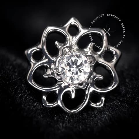 TN1485 - Topo Flor de Lótus Grande Cravejado - Titânio Grau Implante (ASTM F136)
