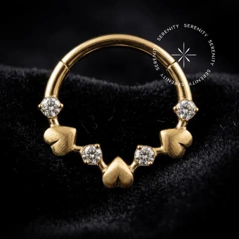 SRN-691 - Argola Clicker Cravejada com Corações - Titânio Revestido de Ouro 18k