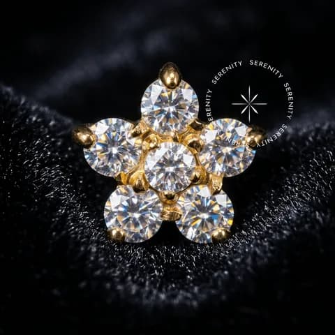 TN1363 - Topo Flor Cravejado - Titânio Revestido de Ouro 18k