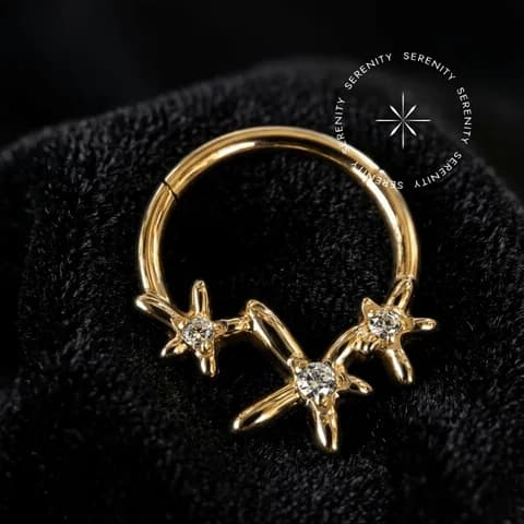 Tn 783 - Argola Clicker Cravejada Estrelas - Titânio Revestido de Ouro 18k