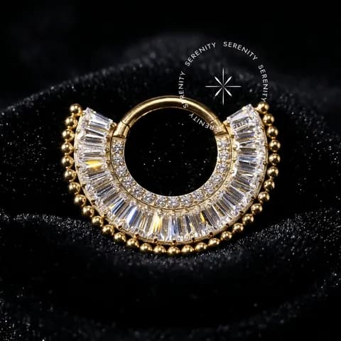 TN1243 - Argola Frontal Luxo Baguetes - Titânio Revestido de Ouro 18k