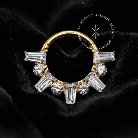 TN1353 - Argola Frontal Baguetes - Titânio Revestido de Ouro 18k