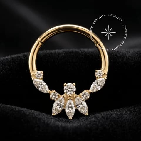 PVD 1228 - Argola Clicker Frontal Cravejada Botânica - Titânio Revestido de Ouro 18k