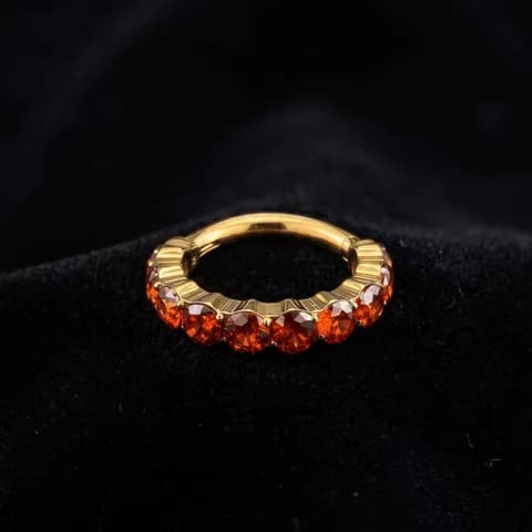 TZ0001 - Argola Clicker Vermelho Garnet - Titânio Revestido de Ouro 18k