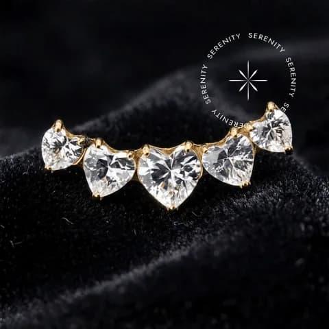 TN1677 - Topo Cluster Cravejado Corações de Luxo Delicado - Titânio Revestido de Ouro 18k