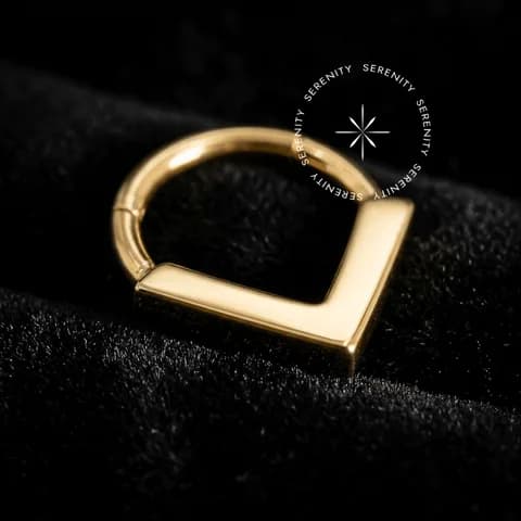 TN718 - Argola Frontal Geométrica em V - Titânio Revestido de Ouro 18k