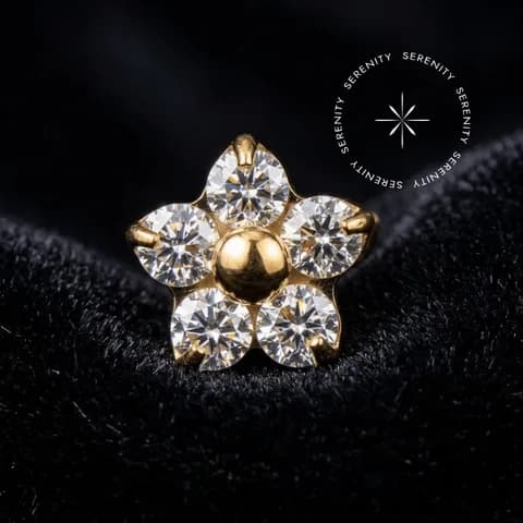 TN960 - Topo Flor Cravejado - Titânio Revestido de Ouro 18k