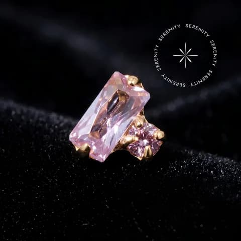 TN2292 - Topo Mini Baguette CZ - Titânio Revestido de Ouro 18k