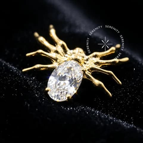 TN677 - Topo Big Aranha Cristal - Titânio Revestido de Ouro 18k