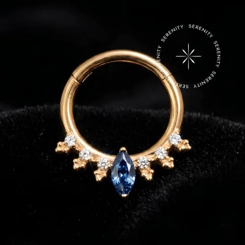 TN2043 - Argola Segmento CZ Navete Azul - Titânio Revestido de Ouro 18k