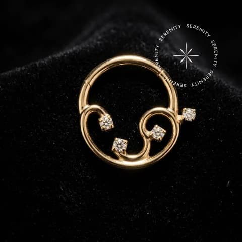 1047 - Argola Articulada Ornamentada Cravejada - Titânio Revestido de Ouro 18k