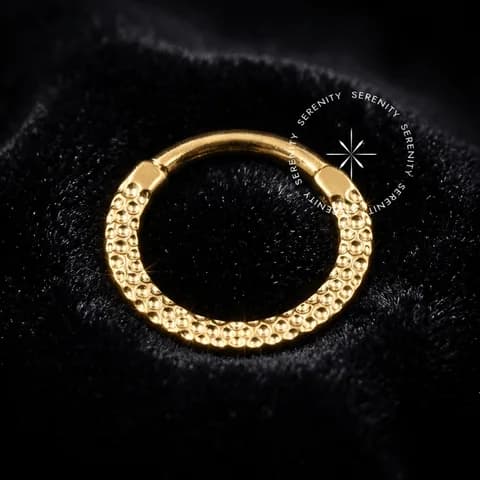 TN1088 - Argola Frontal Martelada - Titânio Revestido de Ouro 18k