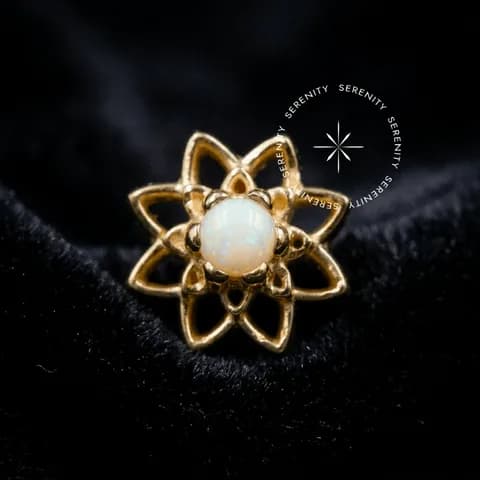 OR71 - Topo Flor de Lótus Vazada com Opala Cultivada em Laboratório - Ouro 18K Maciço