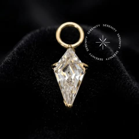 TN1560 - Pingente Losango Zircônia - Titânio Revestido de Ouro 18k
