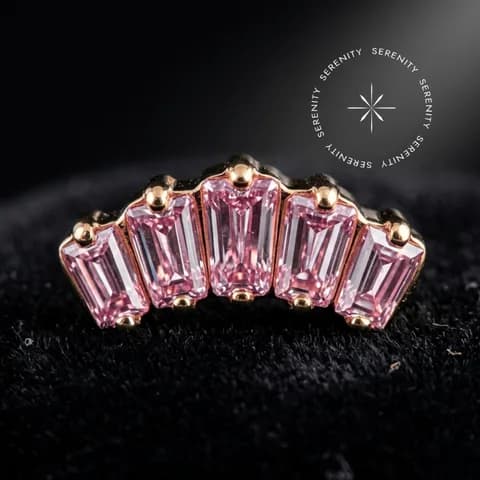 PVD949 - Topo Cluster Cravejada - Titânio Revestido de Ouro 18k
