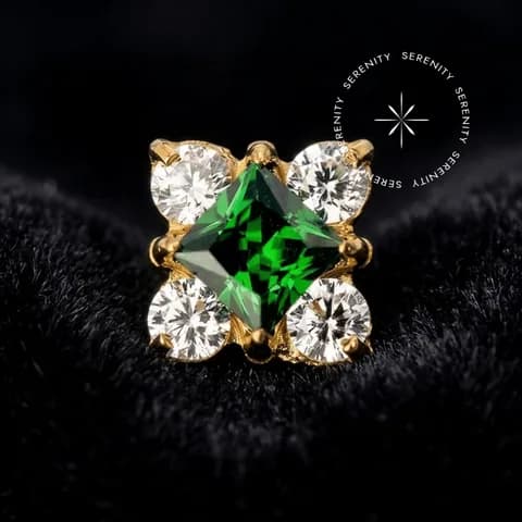 TN1698 - Topo Quadrado Cravejado Verde Esmeralda - Titânio Revestido de Ouro 18k