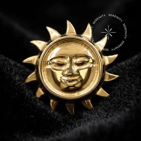 TN769 - Topo Face do Sol Esculpido - Titânio Revestido de Ouro 18k
