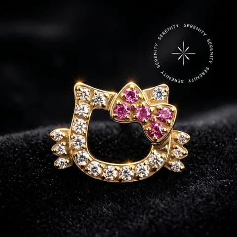 PVD1556 - Topo Hello Kitty Cravejado 10x7mm - Titânio Revestido de Ouro 18k