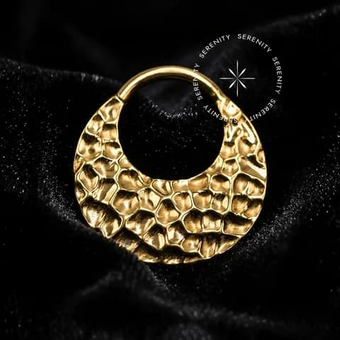 TN1383 - Argola Frontal Martelada Alargada - Titânio Revestido de Ouro 18k