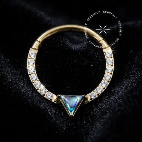 TN723 - Argola Frontal Triângulo Abalone - Titânio Revestido de Ouro 18k