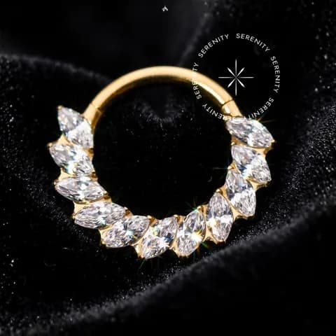 TN1359 - Argola Frontal Navetes Inclinados - Titânio Revestido de Ouro 18k