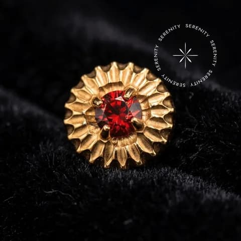 TN1814 - Topo Girassol Cravejado - Titânio Revestido de Ouro 18k