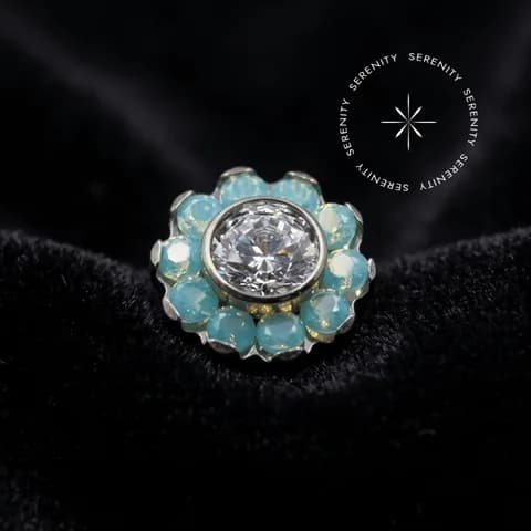 TN520 - Topo Flor Grande Cravejada com Opalite Verde - Titânio Grau Implante (ASTM F136)