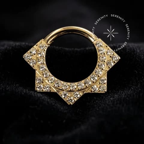1076 - Argola Articulada Geométrica Cravejada - Titânio Grau Implante (ASTM F136) com Revestimento em Ouro 18k
