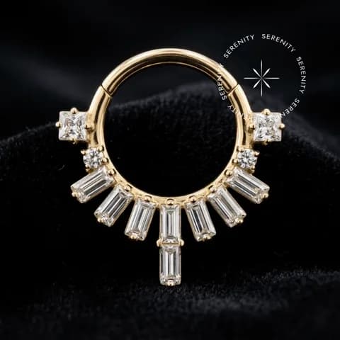 1073 - Argola Articulada Coroa Cravejada Baguete - Titânio Revestido de Ouro 18k