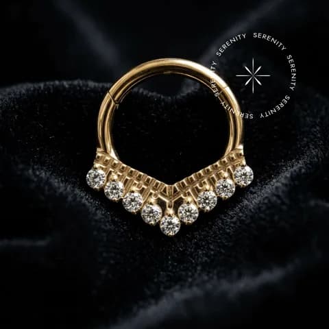 PVD 1088 - Argola Clicker Frontal Cravejada em V Chevron - Titânio Revestido de Ouro 18k