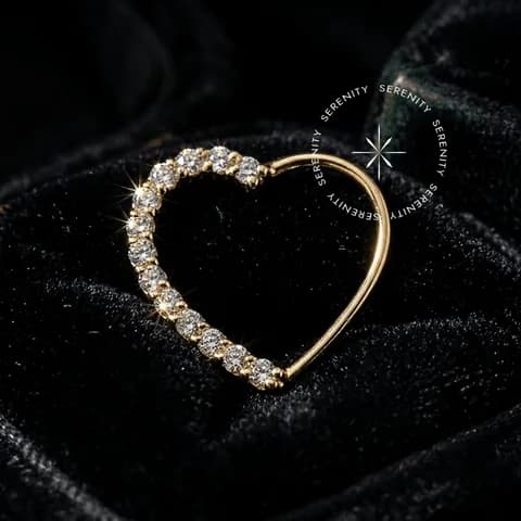 OR23 - Argola Coração Daith Cravejada - Ouro 18K Maciço