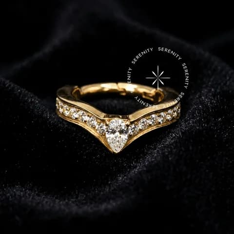 TN1173 - Argola Lateral Gota Central - Titânio Revestido de Ouro 18k