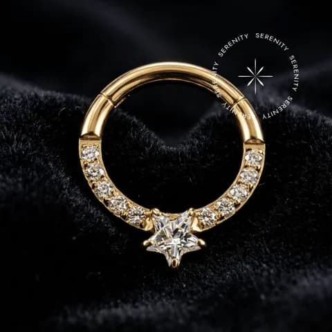 PVD 1074 - Argola Articulada Cravejada com Estrela Central - Titânio Grau Implante (ASTM F136) com Revestimento em Ouro 18k
