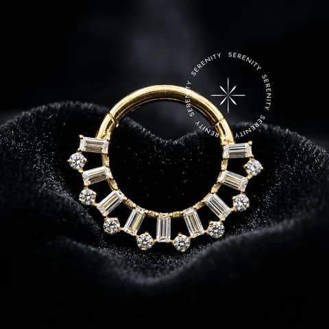 TN1099 - Argola Frontal Coroa Baguetes - Titânio Revestido de Ouro 18k