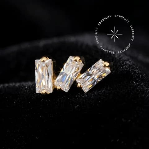 TN2301 - TOPO CLUSTER 3 ZIRCÔNIAS BAGUETES - TITÂNIO REVESTIDO DE OURO 18K
