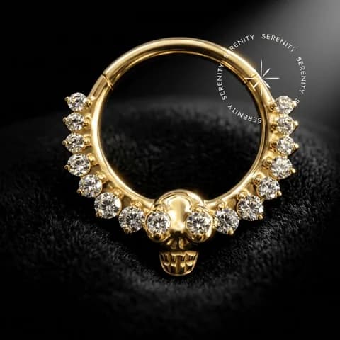 PVD 1208 - Argola Clicker Cravejada Caveira - Titânio Revestido de Ouro 18k