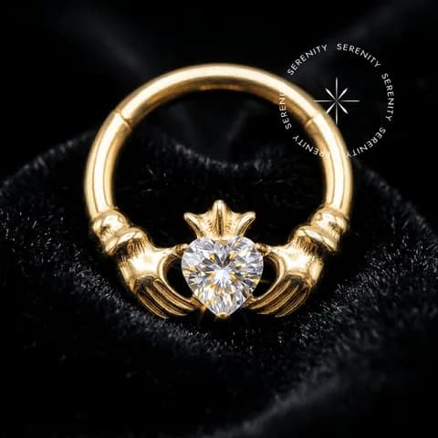 TN1386 - Argola Frontal Coração Seguro - Titânio Revestido de Ouro 18k