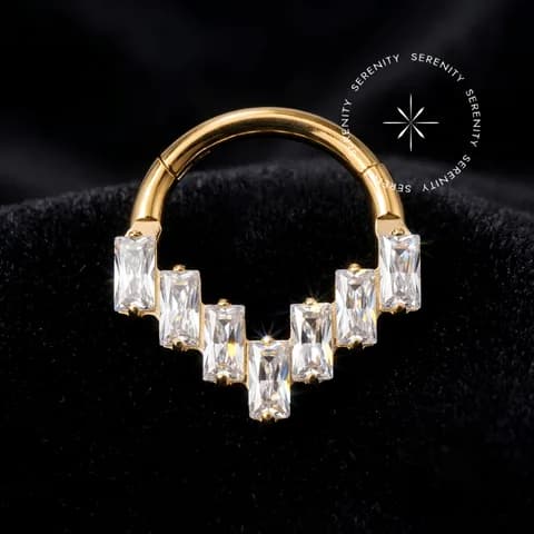 TN2271 - Argola Segmento Frontal Triangular Baguetes - Titânio Revestido de Ouro 18k
