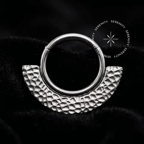 TN1364 - Argola Frontal Leque Martelado - Titânio Grau Implante (ASTM F136)