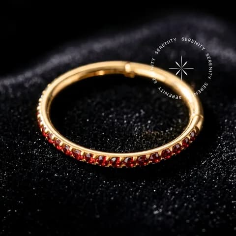 TN1617 - Argola Cravejada Garnet - Titânio Revestido de Ouro 18k