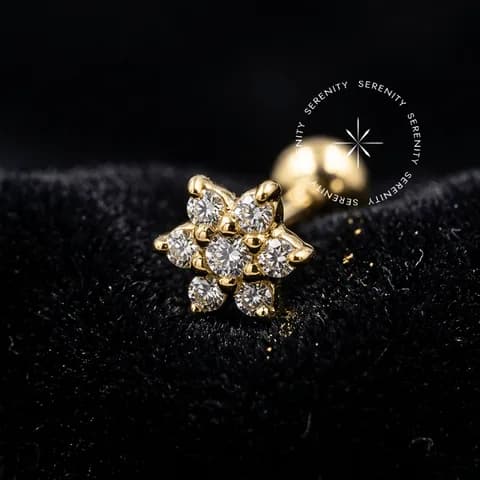 OR46 - Microbell Mini Flor Cravejada - Ouro 18K Maciço