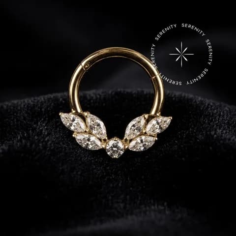1082 - Argola Articulada Cravejada com Folhagem - Titânio Revestido de Ouro 18k