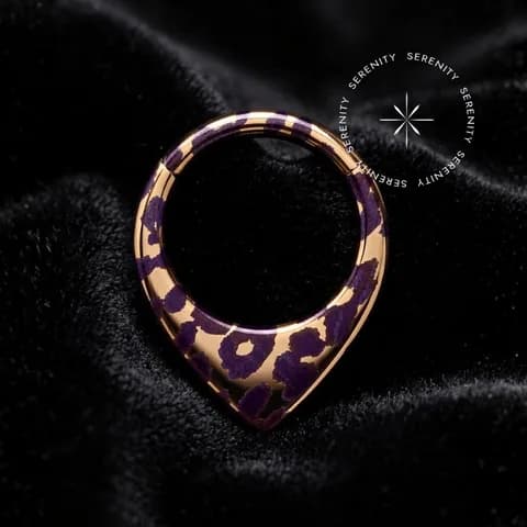 IS1010 - Argola Frontal V Animal Print Oncinha Roxa - Titânio Revestido de Ouro 18K