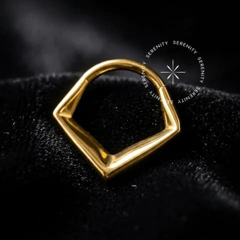 TN1404 - Argola V Geométrica - Titânio Revestido de Ouro 18k