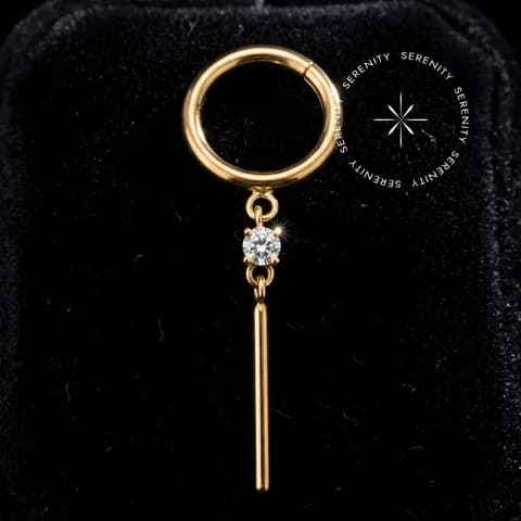 TN2283 - ARGOLA CLICKER COM PINGENTE BARRA - TITÂNIO REVESTIDO DE OURO 18K